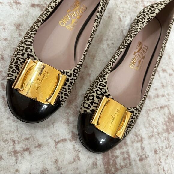 SALVATORE FERRAGAMO Gancini Leopard Print Gold Medallion Ballet Flats Sz. 7 2A - Picture 4 of 8